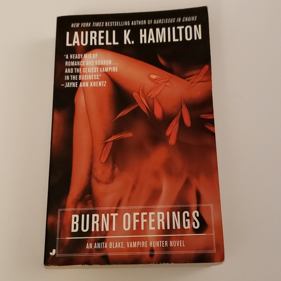 📚 5 for $20 Laurell K. Hamilton, Burt Offerings